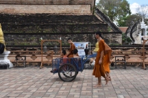 Monjos treballant a Chedi Luang