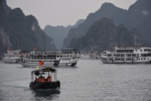 Halong Bay ple de vaixells amb turistes