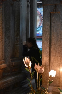 Una noia pregant dins el temple Mariamman