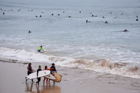 Totes les platges del primer tram són plenes de surfistes